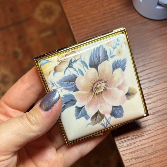 Vintage Gold-tone Floral Compact Mirror in Box Made in Japan 🇯🇵 - Picture 6 of 11